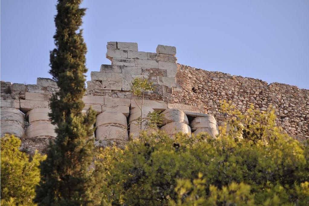 Τμήμα του βόρειου τείχους της Ακρόπολης Διακρίνονται καθαρά τα δομικά στοιχεία του