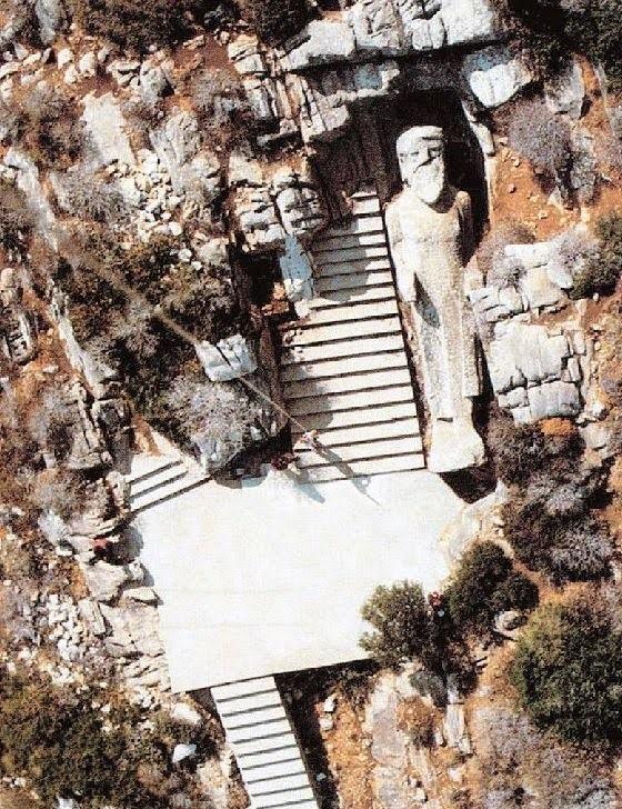 Ο κούρος του «Απόλλωνα» στη Νάξο από ψηλά. Το μέγεθός του είναι εντυπωσιακό!