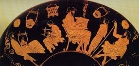 πάνω στην κοκκινωπή επιφάνεια των αγγείων, ενώ στα ερυθρόμορφα