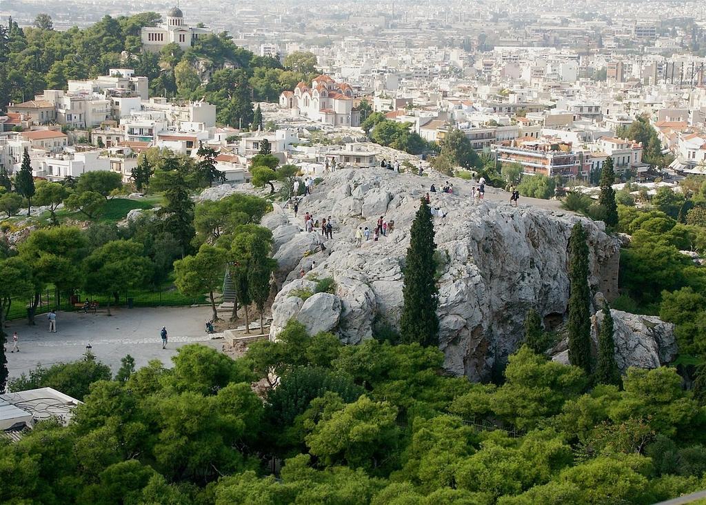 Ο Άρειος Πάγος, ο πέτρινος λόφος, όπως φαίνεται από την