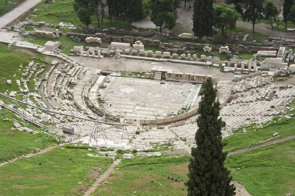 Το θέατρο Διονύσου στις παρυφές της Ακρόπολης ήταν το σημαντικότερο θέατρο στην αρχαία Αθήνα και θεωρείται το πρώτο θέατρο στον
