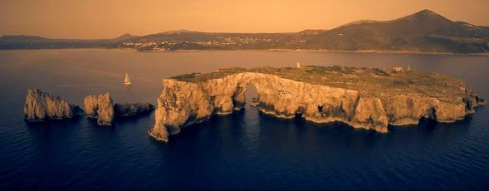 Επάνω: Το νησάκι της Σφακτηρίας στο κόλπο του Ναβαρίνου