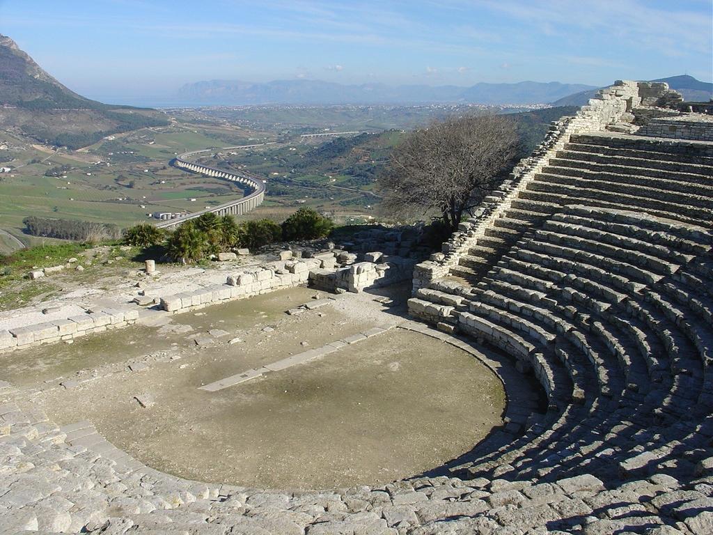 ΤΟ ΑΡΧΑΙΟ ΘΕΑΤΡΟ ΤΗΣ ΕΓΕΣΤΑΣ ΣΤΗ ΣΙΚΕΛΙΑ Πηγή