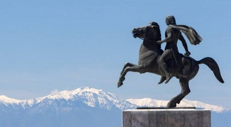 Έφιππο άγαλμα του Μεγάλου Αλεξάνδρου στην παραλία της Θεσσαλονίκης με φόντο τον Όλυμπο Κείμενα,