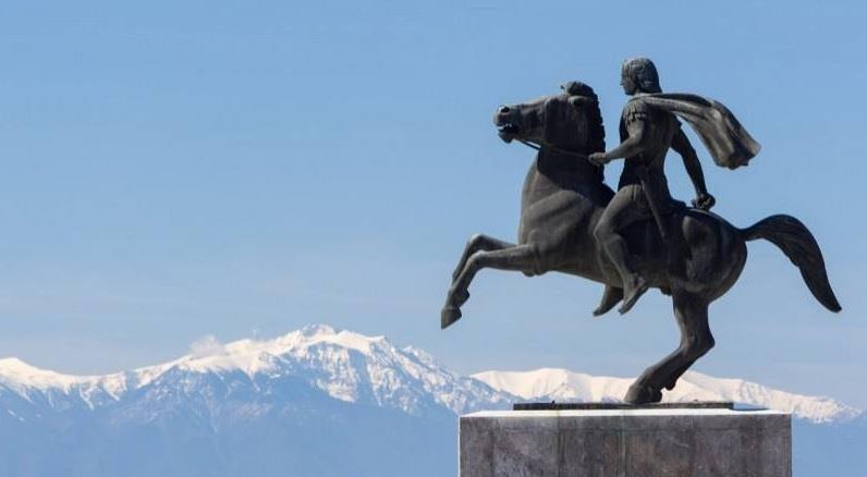 Έφιππο άγαλμα του Μεγάλου Αλεξάνδρου στην παραλία της Θεσσαλονίκης με φόντο τον Όλυμπο Κείμενα,