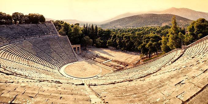 ΘΕΑΤΡΟ Οι μεγάλοι δημιουργοί της κλασσικής περιόδου είναι: ο Αισχύλος ο Σοφοκλής ο Ευριπίδης ο Αριστοφάνης Το γεγονός ότι οι πολίτες στην αρχαία Αθήνα παρακολουθούσαν δωρεάν τις θεατρικές