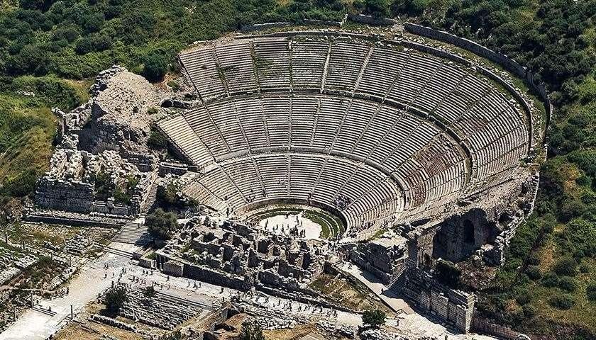 Το αρχαίο θέατρο της Εφέσου στη Μικρά