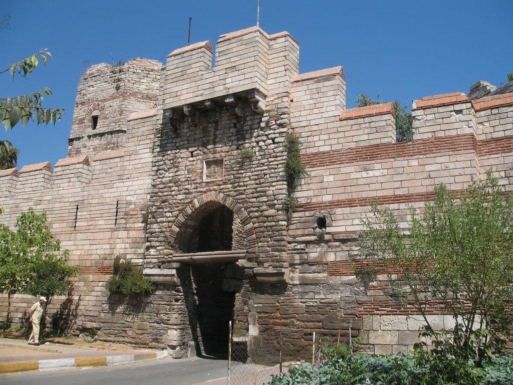 Η πύλη της Πηγής, απ όπου ο Στρατηγόπουλος εισήλθε κρυφά στην Πόλη Πηγή