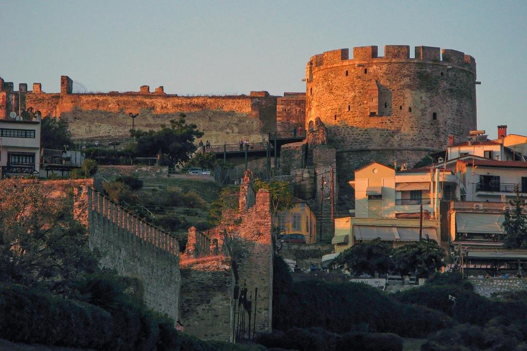 Τα ανατολικά εξωτερικά τείχη της Θεσσαλονίκης με τον πύργο του «Τριγωνίου» Πηγή