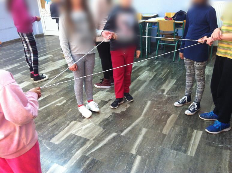 Εικόνα 39: Οι μαθητές στέκονται όρθιοι και σχηματίζουν ένα ορθογώνιο τρίγωνο με ένα σπάγκο μήκους «12» σημαδεμένο ανά «ένα» τα άκρα του οποίου είναι ενωμένα Στην αρχή της επόμενης δραστηριότητας