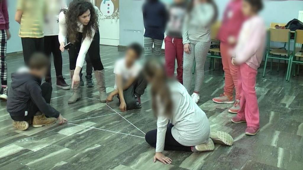 Εικόνα 40: Οι μαθητές μετακινούν τη μια κάθετη πλευρά έτσι ώστε να μικρύνει η γωνία (που ήταν ορθή) και να γίνει οξεία.