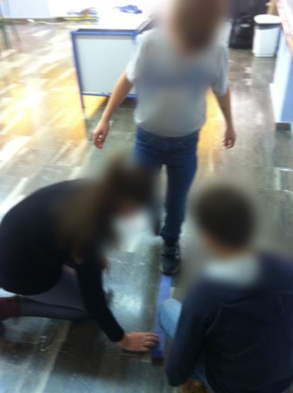 Εικόνα 41: Η ομάδα χρησιμοποιεί το παπούτσι ως μονάδα μέτρησης των λωρίδων με τις οποίες θα κατασκευάσει έναν γνώμονα Εικόνα 42: Οι