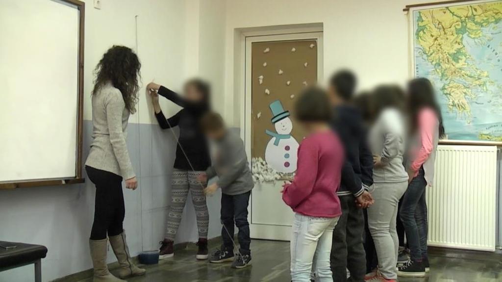 νήματος και της επιφάνειας του υγρού. Πραγματοποίησαν μ αυτό τον τρόπο την οπτική σύνδεση της φυσικής καθετότητας με την ορθή γωνία που είχαν κατασκευάσει οι ίδιοι.