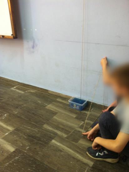 Στη συνέχεια οι μαθητές χρησιμοποιώντας τον σημαδεμένο σπάγκο της προηγούμενης δραστηριότητας (που ήταν πια χωρισμένος σε 12 ίσα μέρη) ξαναέφτιαξαν σε άμεση οπτική αντιπαραβολή με τη «φυσική»