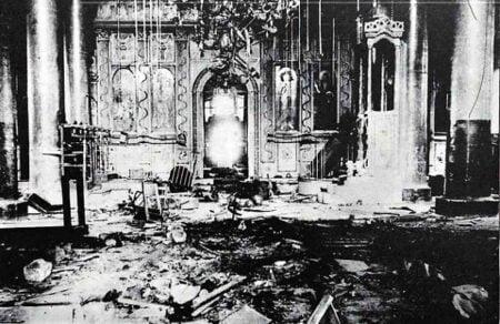 Εσωτερικό εκκλησίας της Κωνσταντινούπολης μετά τον βανδαλισμό της από τον κρατικό όχλο.