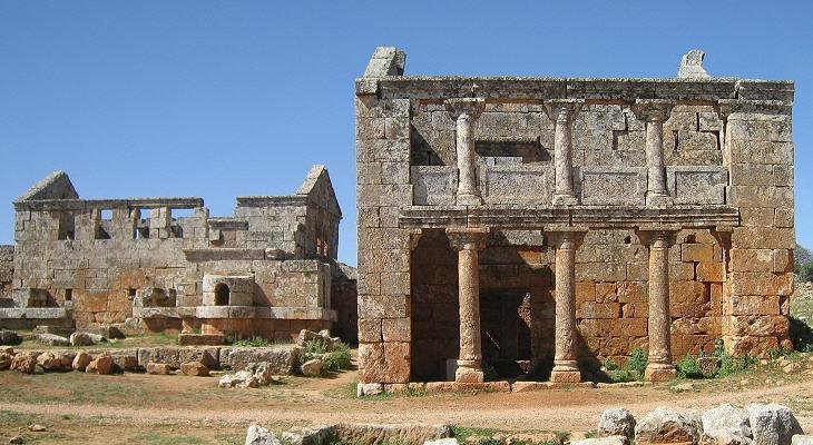 Αριστερά διακρίνεται το λουτρό και δεξιά μία βυζαντινή ταβέρνα στο χωριό Serjilla, στη σημερινή Συρία.