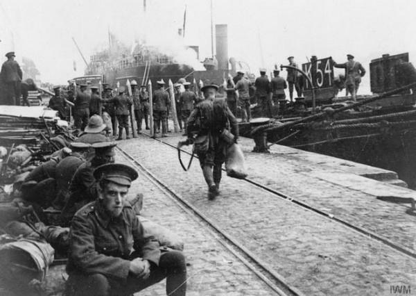 Αποβίβαση αγγλικών στρατευμάτων στη Θεσσαλονίκη, 1915 Πηγή εικόνας: https://www.mixanitouxronou.