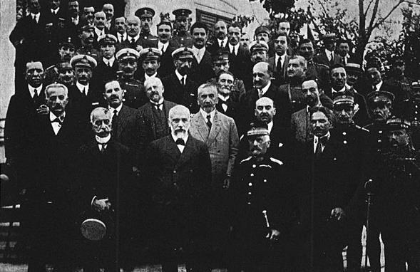 Το κίνημα της Εθνικής Άμυνας Στην πρώτη σειρά διακρίνονται: Κουντουριώτης