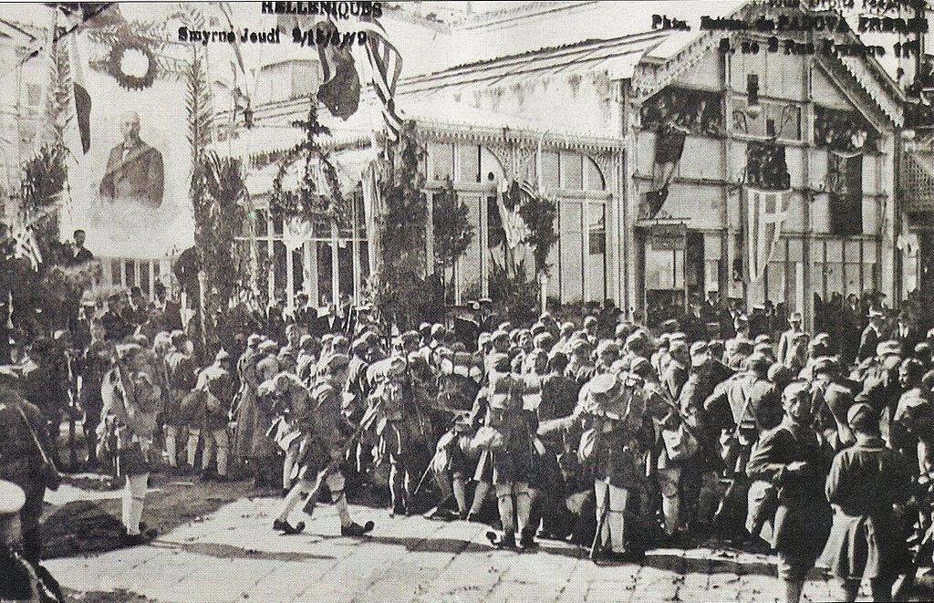 Θερμή υποδοχή για τους Έλληνες ευζώνους στην Σμύρνη Πηγή