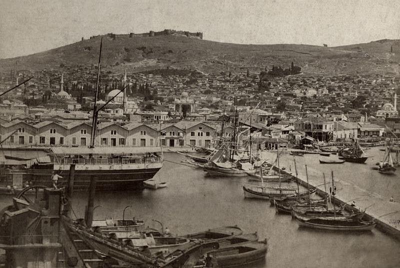Το λιμάνι της Σμύρνης σε φωτογραφία του 1880.