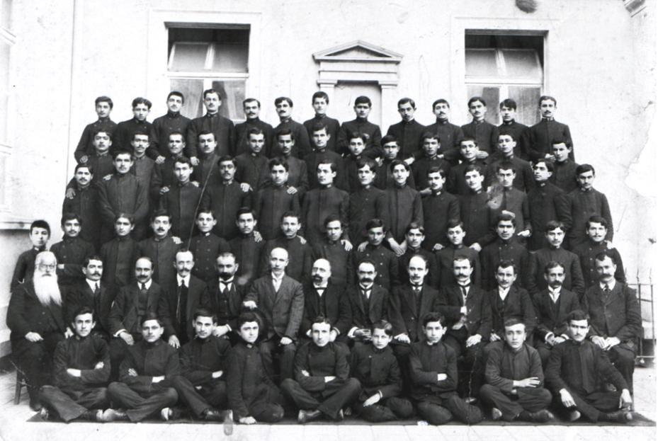 Μαθητές και καθηγητές του Φροντιστηρίου της Τραπεζούντας σε
