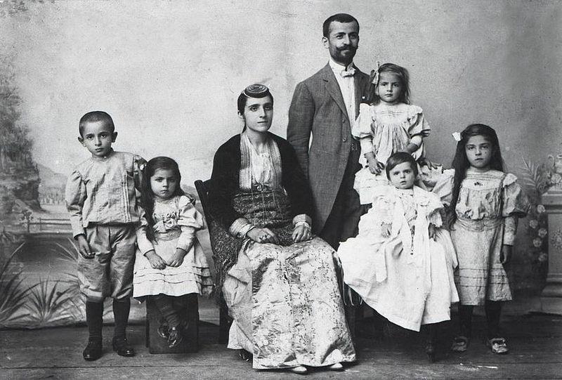 Οικογένεια Ποντίων περί τα 1910 Πηγή εικόνας: