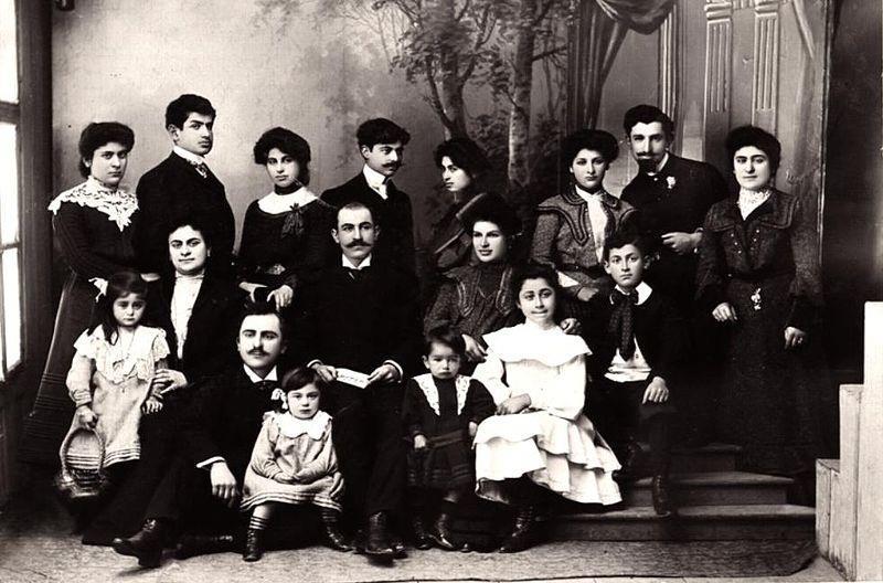 Η ελληνική, ποντιακή οικογένεια του Κωνσταντίνου Κακουλίδη με τα ανίψια του