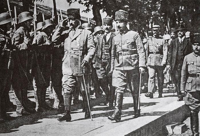 Ο Μουσταφά Κεμάλ επιθεωρεί τουρκικά στρατεύματα πριν από την μάχη του Εσκί Σεχίρ τον Ιούνιο του