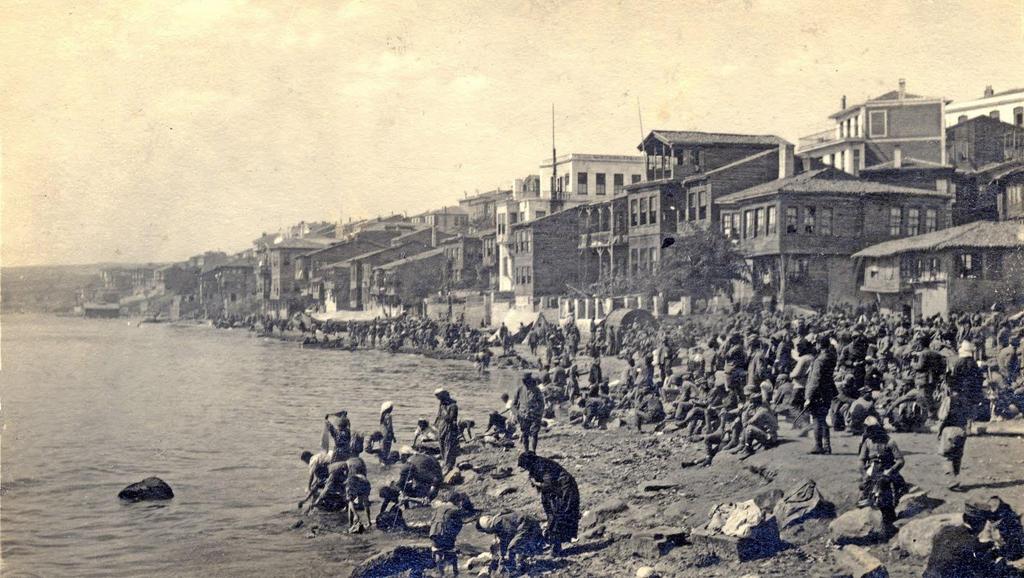 Χιλιάδες πρόσφυγες στην ακτή ζουν με την ελπίδα να περάσουν με κάποιο