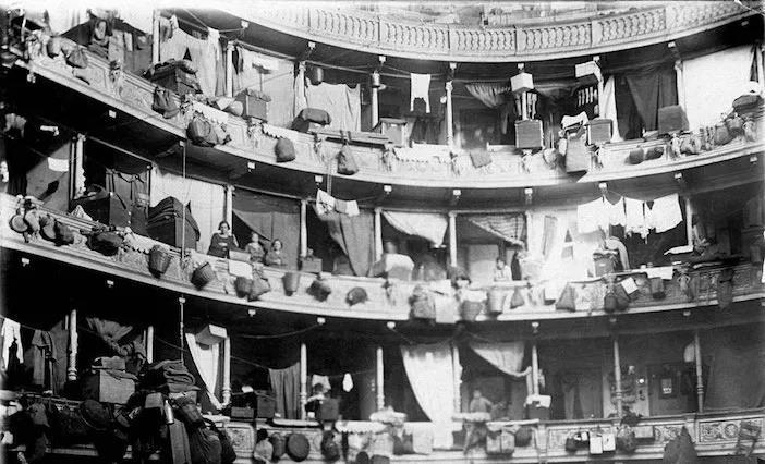 Πρόσφυγες από την Μικρά Ασία εγκαταστάθηκαν σε θέατρο στην Αθήνα το 1922 Πηγή