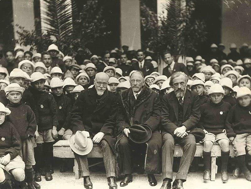 Ο Ελευθέριος Βενιζέλος και ο υπουργός πρόνοιας Δοξιάδης με προσφυγόπουλα