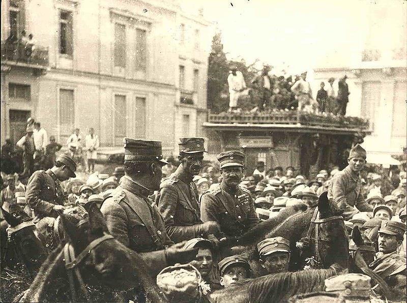 Γονατάς (δεξιά), Πλαστήρας (κέντρο) και Πρωτοσύγκελος (αριστερά) κατά την είσοδό