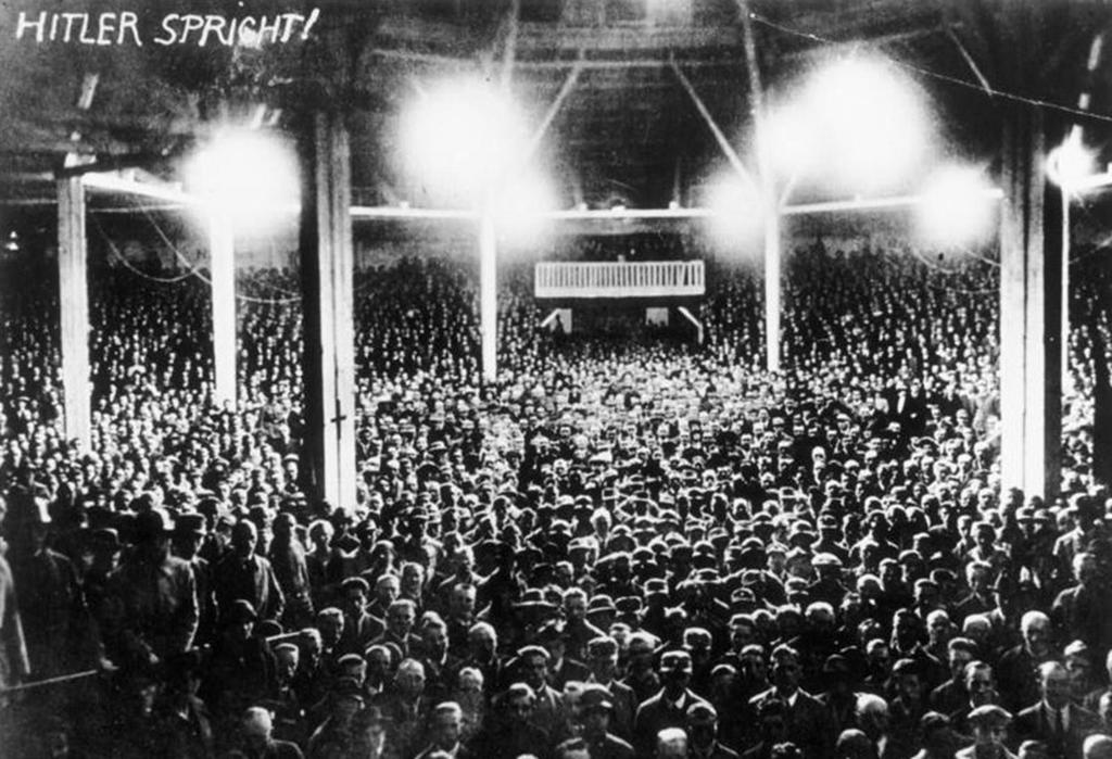 Συγκέντρωση οπαδών του Χίτλερ στο Μόναχο, 1923 https://www.derstandard.