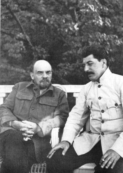 Ο Λένιν και ο Στάλιν σε φωτογραφία του 1922 Πηγή εικόνας: