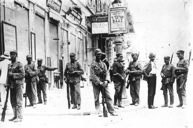 Στρατιώτες στους δρόμους της Αθήνας κατά το πραξικόπημα του Πάγκαλου