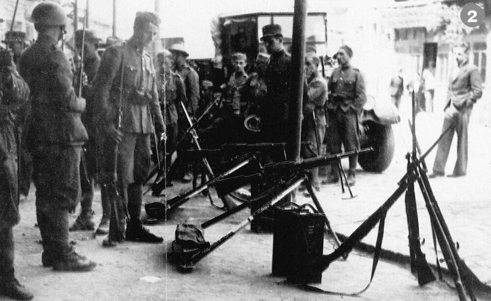 ΣΤΡΑΤΙΩΤΕΣ ΣΤΗΝ ΠΛΑΤΕΙΑ ΒΑΡΔΑΡΙΟΥ ΤΗΣ ΘΕΣΣΑΛΟΝΙΚΗΣ ΤΟΝ ΜΑΗ ΤΟΥ 1936 Πηγή εικόνας: https://www.lifo.