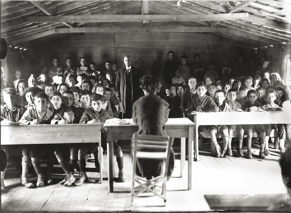 Προσφυγόπουλα σε σχολείο στον συνοικισμό του Βύρωνα το 1923-1924 Πηγή εικόνας: