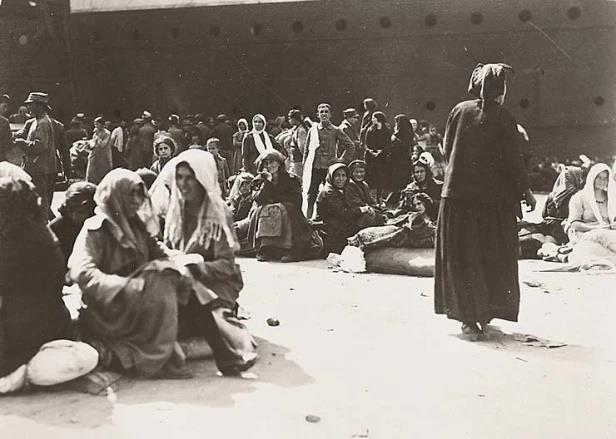 Πρόσφυγες στο λιμάνι της Θεσσαλονίκης 1922 Πηγή