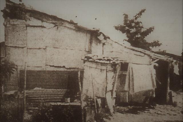 Προσφυγική παράγκα στην Καλαμαριά 1922 Πηγή εικόνας: