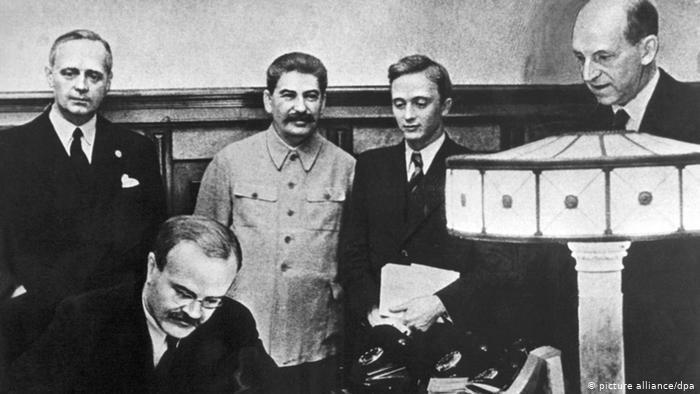 Η υπογραφή του συμφώνου Ribbentrop-Molotov από τον υπουργό εξωτερικών της Σοβιετικής Ένωσης Molotov.
