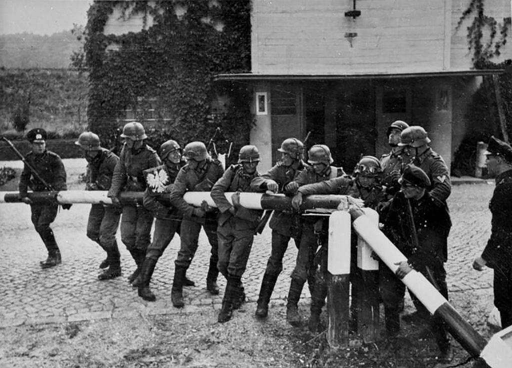 Η σκηνοθετημένη φωτογραφία του Hans Sönnke που έγινε σύμβολο της έναρξης του Β Π.Π. Γερμανοί στρατιώτες υποτίθεται ότι σπάνε τη μπάρα στα γερμανοπολωνικά σύνορα.