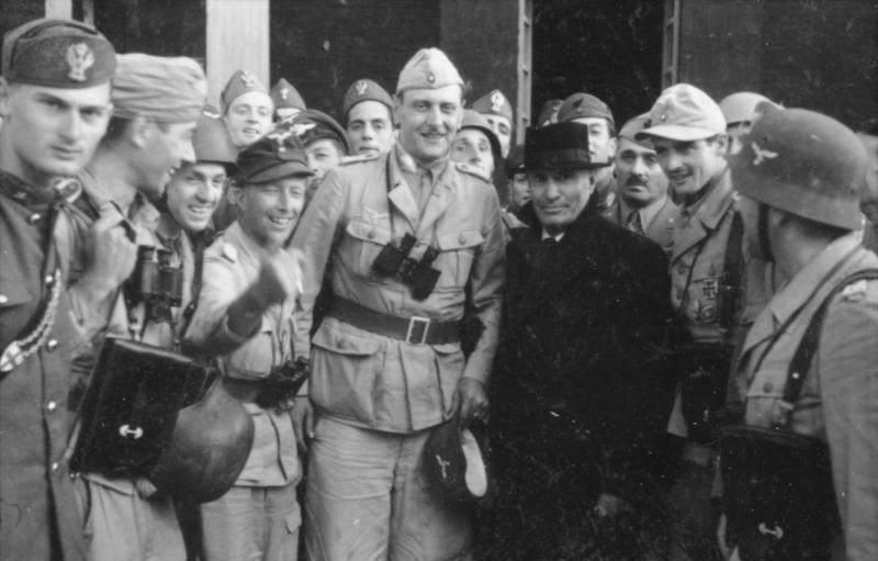 Ο Μουσολίνι μετά την απελευθέρωσή του από Γερμανούς αλεξιπτωτιστές