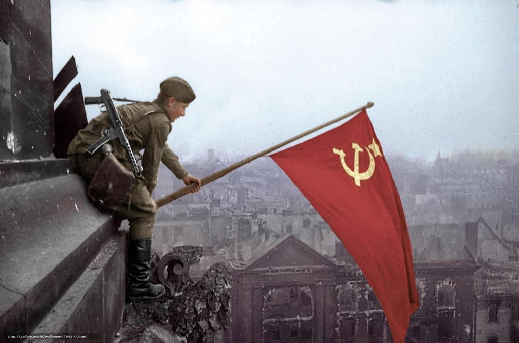 Το τέλος του πολέμου - Η σοβιετική σημαία κυματίζει πάνω από το Reichstag στο Βερολίνο Πηγή