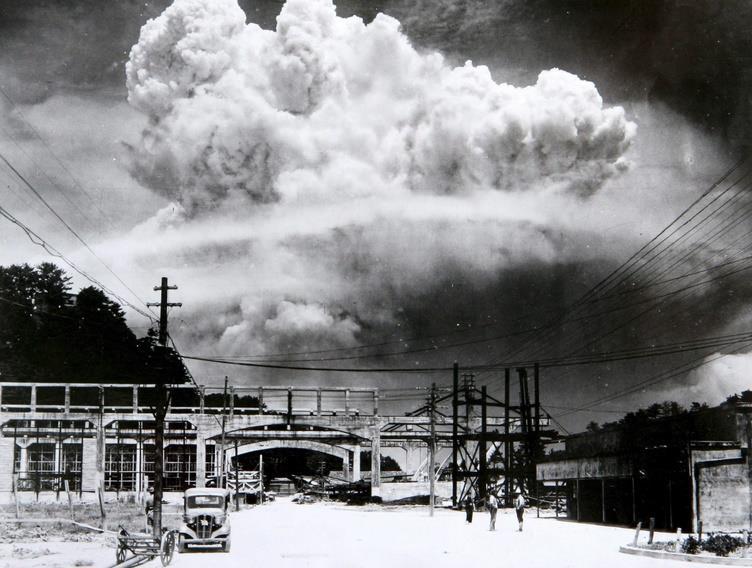 Η ατομική βόμβα χτυπάει το Ναγκασάκι 9 Αυγούστου 1945 Πηγή