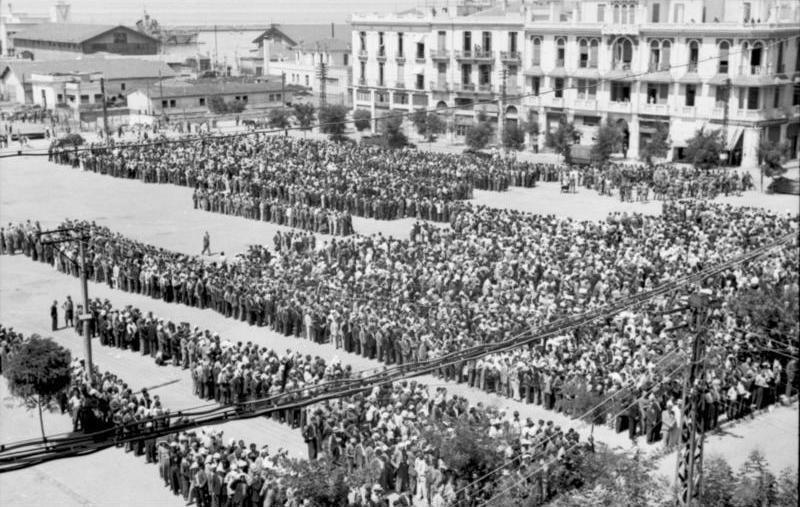 11 Ιουλίου 1942: Οι Έλληνες Εβραίοι της Θεσσαλονίκης συγκεντρώνονται για καταγραφή στην πλατεία
