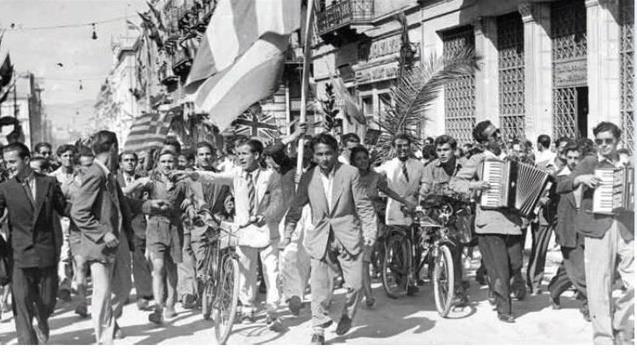12 Οκτωβρίου 1944: Μετά την αποχώρηση των Γερμανών, ο λαός της Αθήνας βγήκε
