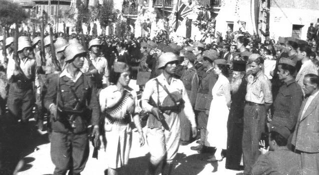 12 Οκτωβρίου 1944 Τμήμα του ΕΛΑΣ παρελαύνει στη Καισαριανή μπροστά στον στρατηγό Σαράφη.