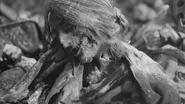 Απανθρακωμένη γυναίκα στη Δρέσδη της Γερμανίας μετά τον βομβαρδισμό των συμμάχων στις