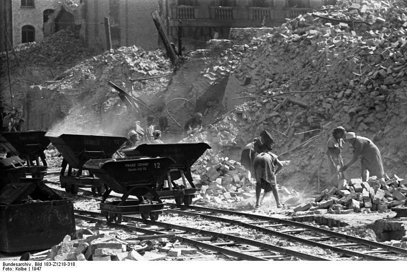 Βερολίνο 1947: Γυναίκες αντιμέτωπες με «βουνά» ερειπίων Πηγή εικόνας: