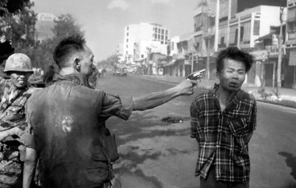 Ο Αρχηγός της Αστυνομίας του Νοτίου Βιετνάμ Nguyen Ngoc Loan πυροβολεί και σκοτώνει τον Nguyen Van Lem